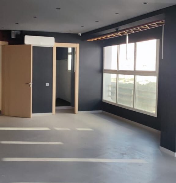 Bureau en face de la gare ONCF Bouskoura