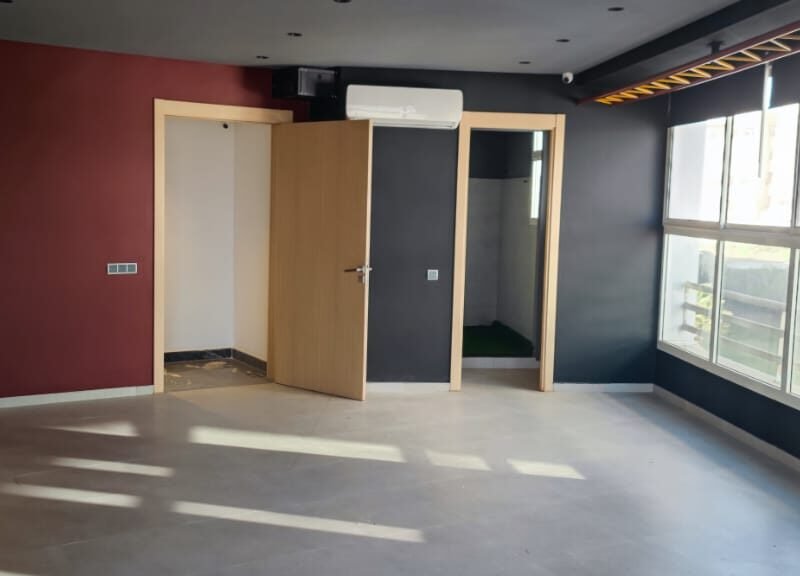 Bureau en face de la gare ONCF Bouskoura